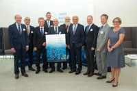 Hauptakteure des Netzwerks: Der Vorstand des AACHEN BUILDING EXPERTS e.V. rund um den Vorsitzenden Bert Wirtz (4. v. r.), dessen zwei Stellvertreter Professor Dr. Marcus Baumann (5. v. r.) und Ludwig Florack (3. v. r.) sowie IHKGeschäftsführerin und Projektkoordinatorin Anke Schweda. Bild: Heike Lachman