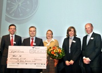 Preisträger und Jury des „Glocal Enterprise Award 2009“ (v.l.n.r.): Prof. Dr. Stephan Paul (Ruhr-Universität Bochum), Dr. Thomas Schweisfurth (WILO SE), Claudia Tuschhoff, Dr. Gabriele Barten (Achenbach Buschhütten GmbH) und Heinz Harling (technotrans AG). Fotos: Susanne Schmidt-Dominé für WILO SE und WestLB AG<br />