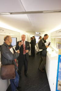 Kompetente Beratung und umfassende Informationen im Wärmepumpen-Info-Zug von STIEBEL-ELTRON: energieeffiziente Heiztechnik zum Anfassen.