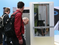 Auf der Hannover Messe 2011 können Besucher erstmalig ein Blick in das Innere des SOFC-Brennstoffzellen-Wandheizgerätes von Vaillant werfen.