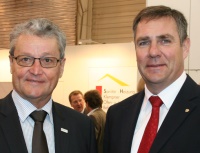 Manfred Stather, Präsident des Zentralverbandes Sanitär Heizung Klima (ZVSHK)(li) und Benedikt Mahr, 1. Vorsitzender des DG Haustechnik, freuen sich über die Kooperation. 