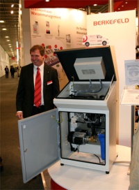 Matthias Gade, Werksvertreter Schleswig Holstein bei VWS Deutschland GmbH, präsentierte auf der ISH 2011 die Berkefeld midiRO. Hier wird das enthärtete Trinkwasser über eine Umkehrosmoseanlage entsalzt. Die midiRO sorgt so für die erforderliche Wasserqualität zur Speisung von Sterilisatoren aber auch heizkesseln und Klimaanlagen.