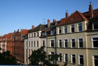 Das Gros der Energie wird jedoch im Gebäudebestand verbraucht, nicht im energieeffizienten Neubau. Wer die Klimaschutzwirkung der EnEV erhöhen will, muss demnach zu allererst beim Gebäudebestand ansetzen. Bild: Intemann/Redaktion