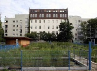 Das auf dem Gelände anfallende Niederschlagswasser wird in die Becken der ehemaligen Pflanzenkläranlage eingeleitet. Durch das Verdunsten wird das Kleinklima im nahen Wohnumfeld verbessert.