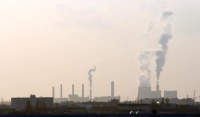 Die meisten Emissionen kommen aus der Industrie, aber auch Privathaushalte tragen ihren Teil zur Luftverschmutzung bei, insbesondere durch Heizen. 
