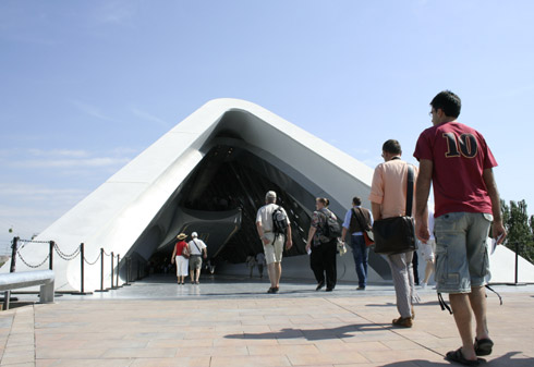 Der Brückenpavillon von Zaha Hadith ist eine der Hauptverbindungen...