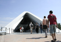 Der Brückenpavillon von Zaha Hadith ist eine der Hauptverbindungen über den Ebro zum Expogelände.