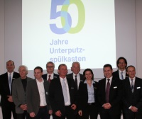 Grund zum Feiern: Sebastian Dorda, Leiter Technik & Marketing, Geberit Vertriebs GmbH & Co. KG, Österreich; Manfred Scharpf, Geschäftsführer Karl Scharpf GmbH & Co. KG; Daniel Scharpf, Geschäftsführer Karl Scharpf GmbH & Co. KG;  Dr. Christian Buhl, Geschäftsführer Geberit Vertriebs GmbH; Siegfried Stehlin, Leiter Qualitätsmanagement Sanitärsysteme Gruppe, Geberit International AG; Egon Renfordt-Sasse, Leiter Marketing Gruppe (vormals Leiter Produktentwicklung Sanitärsysteme), Geberit International AG; Dr. Margit Harsch, Leiterin Materiallabor, Geberit International AG; Robert Lernbecher, Geschäftsführer Produktion, Geberit Produktions GmbH; Thomas Brückle, Bereichsleiter Marketing, Geberit Vertriebs GmbH; und Gerd Hailfinger, Geschäftsführer<br />Gruppenlogistik, Geberit Logistik GmbH.