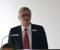 Christian Buhl, Geschäftsführer Geberit Vertriebs GmbH, bedankt sich im Jubiläumsjahr bei den Marktpartnern für den großen Erfolg des Geberit Unterputz-Spülkasten.