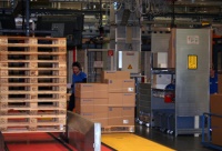 Von Pfullendorf aus werden die Unterputz-Spülkästen weltweit in 100 Länder verschickt. Welche Produkte in die jeweilige Verpackungseinheit gehören, teilt ein Computer per Headset mit.