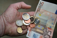 Eigentümer von Mehrfamilienhäusern können Zuschüsse von 250 Euro pro Gerät für die Außerbetriebnahme von Nachtstromheizungen beantragen. 