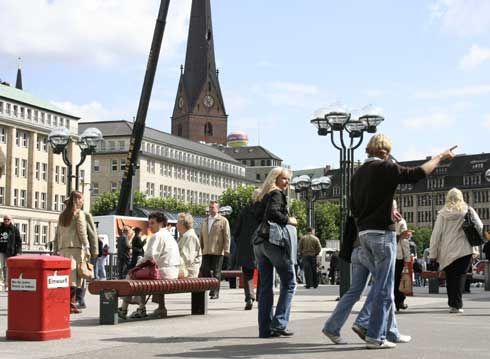 Die Deutschen werden immer älter. Im Jahr 2035 ist...
