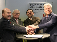 Ebenfalls nutzte man die IFH um das neuste Mitglied der Handwerkermarke, Aeroline Tube Systems, in den Reihen aufzunehmen. (v.l.n.r) ZVSHK-Hauptgeschäftsführer Bock von Polach, ZVSHK Präsident Schliefke, Aerololine-Geschäftsführer Baumann und Präsident des Fachverbandes Bayern Obermeier.