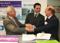 Auf der IFH freuten sich (v.l.n.r) Bruno Schliefke, Alexander Kessel und Michael von Bock und Polach nach der Unterzeichnung der Gewährleistungsvereinbarung des ZVSHK mit dem Unternehmen Kessel.