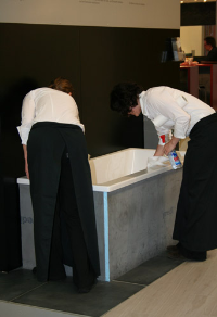 Kurz vor Messestart werden noch einmal die Ausstellungsstücke, wie hier bei Villeroy & Boch, poliert.