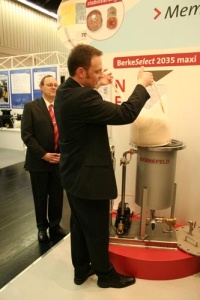 Volker Alps, Geschäftsbereichsleiter Gebäude- und Schwimmbadtechnik / Industrie bei Berkefeld zeigte beim neuen BerkeSelect 2035 den Austausch des Filtersacks.
