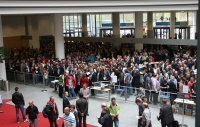 Pünktlich morgens um 9 Uhr herrschte großer Andrang, um zu den Messeständen der IFH Nürnberg 2014 zu gelangen.