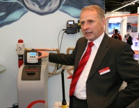 Michael Weber, Vertriebsleiter bei Berkefeld, zeigte auf der IFH die neue Generation von<br />BerkeSOFT-Enthärtungsanlagen.