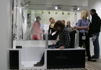 Messen bieten die Chance das neue Produkte auch zu testen. Wie hier bei Artweger den automatischen Komfort-Hebesitz für die Twinline 2. Der Hebesitz erleichtert das Niedersetzen und Aufstehen und bietet so noch mehr Komfort beim Baden. 