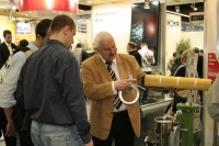 Michael Koch erläuterte Interessierten die Heizungsfiltertechnik bei FTK Kausch.