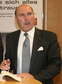 Michael von Bock und Polach, Hauptgeschäftsführer des Zentralverbands Sanitär Heizung Klima/Gebäude- und Energietechnik Deutschland (ZVSHK/GED, sieht eine "einseitige Bevorteilung eines Marktpartners durch die Politik" und behält sich ausdrücklich rechtliche Schritte gegen die Diskriminierung seiner Mitglieder vor.