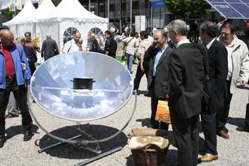 Auch Nebenprodukte, wie der Solarkocher, zogen viel...