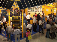 Reger Austausch findet an den Ausstellerständen und in den Workshops des Rahmenprogramms der Intersolar statt.