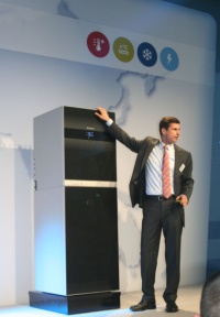 Thomas Bauer, Bereichsvorstand Sales und Marketing bei Bosch Thermotechnik, präsentiert die neue Buderus Heizgeräte-Generation mit TitaniumGlas.
