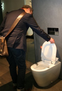 Das Dusch-WC, in Japan Standard, setzt sich im deutschen Markt auch immer mehr durch. Viele Sanitärhersteller haben es mittlerweile im Programm, wie man auf der ISH sehen konnte. Hier im Bild ein Modell von Roca.