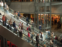 Der Aufschwung in Deutschland wird vor allem von der Erholung des privaten Konsums getragen, der im weiteren Verlauf wegen der günstigeren Arbeitsmarktentwicklung zunehmend in Gang kommt. 