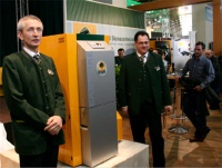 Firmengründer Erwin Stubenschrott (li)und Geschäftsführer Andreas Lingner präsentierten auf der ISH 2011 die neue LWB Easyfrie Pelletheizung mit cleanEfficiency Technologie.