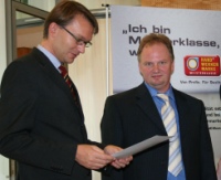 Der neue Handwerkermarkenbotschafter für Bayern Frank Brückner (r.) erhält von Elmar Esser die Urkunde.
