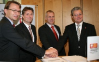 Nach der Vertragsunterzeichnung (v.l.n.r.): Elmar Esser, Hauptgeschäftsführer ZVSHK, Dr. Roger Schönborn, Geschäftsführer Vertrieb und Marketing der Kermi GmbH, Andreas Gutermann, Verkaufsleiter AFG Arbonia-Forster-Riesa GmbH und Manfred Stather, Präsident ZVSHK.