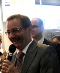 Einen Tag vor der Eröffnung des Hybrid-Kraftwerks besuchte Ministerpräsident Matthias Platzeck den Enertrag-Stand auf der Hannover Messe und stellet Brandenburg als Energieland vor.