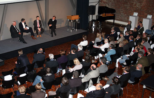 Die Referenten bei der Podiumsdiskussion (von links):...