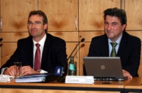 Karlheinz Reitze, Geschäftsführer Stiebel Eltron (li) und Heiko Folgmann, Executive Vice President Uponor, geben auf der SHKG in Leipzig ihre gemeinsame strategische Zusammenarbeit bekannt.