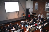 Dr. Ulrich Stiebel begrüsste die mehr als 100 Architekten, TGA-Fachplaner und entsprechende Experten von Gemeinden oder Institutionen zum Symposium „Bauen2.0 – Interaktivität im Planungsprozess“ in Hannover.