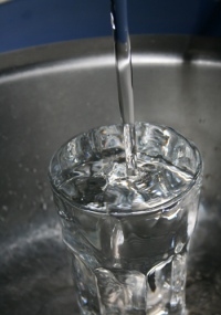 Anforderungen an den Gesundheitsschutz des Verbrauchers: es muss einwandfreies Trinkwasser geliefert werden. 