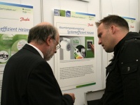 Danfoss Marketingleiter Reiner Pfliegensdörfer erläutert auf der "Woche der Umwelt 2012" zur Optimierung der Heizungsanlage  den hydraulischen Abgleich. 