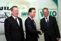 Alexander von Schweinitz (re), seit dem 1.Mai Ressort Vertrieb und Marketing, wird von Oliver Hermes, Sprecher des Vorstands, Ressort Finanzen, Controlling und Personal und Dr.-Ing. Holger Krasmann (li), Ressort Technik und Produktion<br />neu im Wilo-Vorstand begrüßt. 