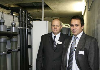 Roger Davito (li), Technischer Direktor der Kommunalverwaltung von Yerres, und Michael Hasenbeck, Geschäftsfeldleiter der Pontos GmbH haben mit der Anlage in Yerres, die täglich 26.000 Liter Wasser aufbereitet, die bisher größte Anlage dieser Art in Betrieb genommen.