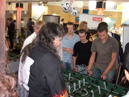 Bei Tisun lud Europas erfolreichster Tischfussballspieler...