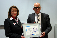 Eine Auszeichnung im Rahmen der ISH erhielt das Unternehmen Roth Werke Gmbh: Die europäische Großhändlervereinigung EDT, Essen wählte das Roth ClimaComfort Panelsystem zum Produkt des Jahres 2009. Im Bild Christin Roth-Jäger, Gesellschafterin des Unternehmens Roth, und der Geschäftsführer der EDT GmbH Achim Zimmer.