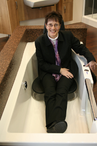 Barrierefrei war auch beim Badspezialisten Saniku ein wichtiges thema. Das Unternehmen präsentierte die Badewanne Divina mit integriertem Lift. Die Liftfunktion erfolgt über Wasserdruck.