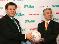 Die Bündelung der technologischen Kompetenzen von Honda und Vaillant in Bezug auf gasbetriebene KWK-Anlagen wurden im Rahmen der ISH bekannt gegeben. Im Bild (li) Dieter Müller, Geschäftsführer der Vaillant Group und Takayuki Arima, Präsident der Honda Motor Europe (North) GmbH.<br />