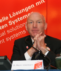Dr. Martin Viessmann schlägt als sinnvolle lösung für die Branche im Rahmen einer Viessmann-Pressekonferenz in Richtung Politik vor, einen Mehrwerststeueranreiz bei Vorliegen von Handwerkerrechnungen, zu gewähren.