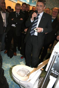 Von großem Interesse war Geberits Dusch-WC Aufsatz Balena 6000.