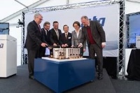 Einweihung der neuen ista Firmenzentrale in Essen (v.l. Dr. Helmut Linssen (RAG-Stifung), Dr. Marcus Kruse (Kölbl Kruse), Stephan Kölbl (Kölbl Kruse), Hing Lam Kam (CK Infrastructure Holdings Ltd.), Ina Scharrenbach (Ministerin für Heimat, Kommunales, Bau und Gleichstellung des Landes Nordrhein-Westfalen), Thomas Zinnöcker (ista).<br />Bild: Mike Henning