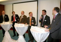 Von links: Dr. Detlev Gerling, Leiter Entwicklung bodenstehende Heizgeräte, Bosch Thermotechnik GmbH; Franz Josef Schulte, Geschäftsführer OTAG Vertriebs GmbH & Co. KG;     Dr. Bernd Richter, Geschäftsführer aws Wärme Service GmbH; Jan Engel, Marketing-Manager Shell Deutschland Oil GmbH; Klaus Hermes, Direktor Geschäftsbereich Handels- und Verbrauchergeschäft, TOTAL Deutschland GmbH; Prof. Christian Küchen, Geschäftsführer Institut für wirtschaftliche Oelheizung e.V. IWO. Foto: IWO<br />