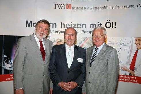v.l.: Wolfgang Schauen, IWO-Vorstandsvor- sitzender,...